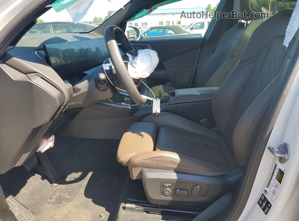 5UX53GP04S9Z66506 2025 BMW X3 White Front interior view