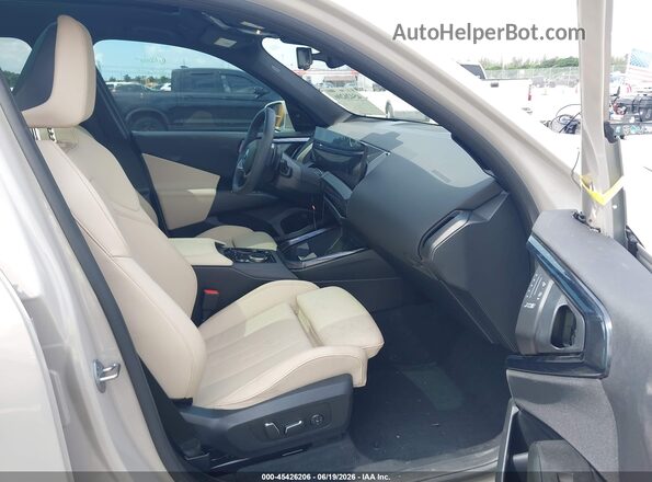 5UX53GP09S9032728 2025 BMW X3 Бежевый Вид салона спереди