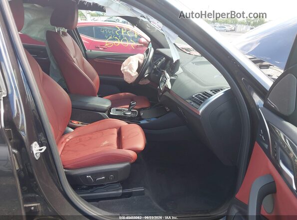 5UX83DP08R9U09264 2024 BMW X3 Gray Вид салону спереду