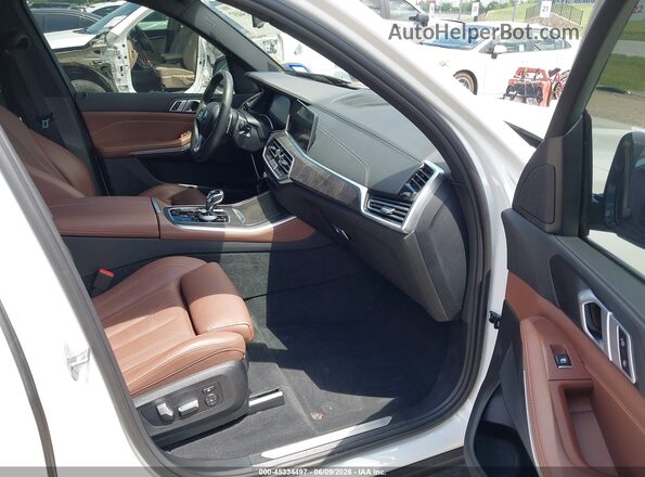 5UXCR6C01N9L84650 2022 BMW X5 Белый Вид салона спереди