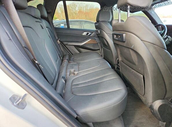 5UXCR6C06M9E85605 2021 BMW X5 White Widok wnętrza z tyłu
