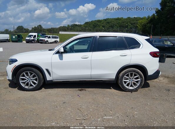 5UXCR6C56KLK82089 2019 BMW X5 White 360 interior view
