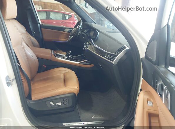 5UXCW2C02L9C57469 2020 BMW X7 White Вид салону спереду
