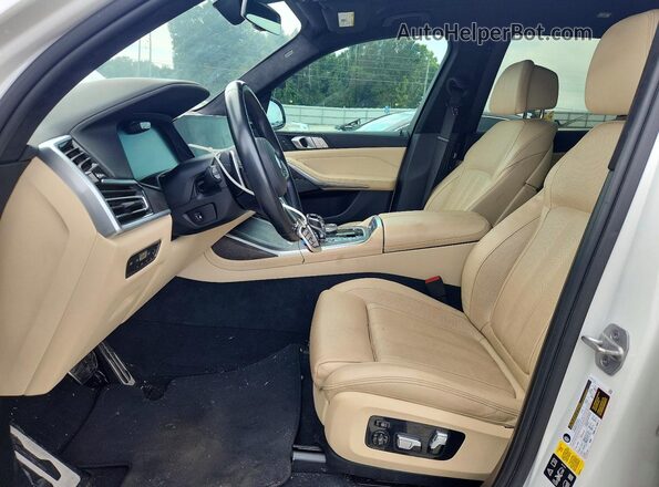 5UXCW2C03M9E78709 2021 BMW X7 White Front interior view