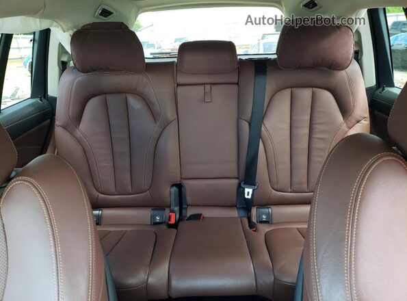 5UXCW2C05L9A00189 2020 BMW X7 Gray Rear seats view