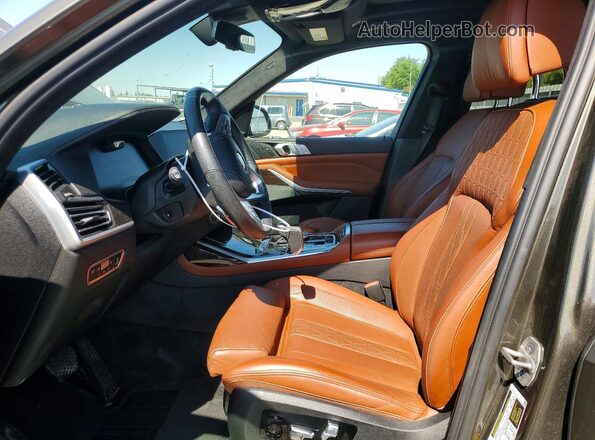 5UXCW2C08M9H14528 2021 BMW X7 Brown Front interior view