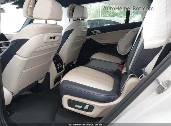 5UXCW2C08N9L97266 2022 BMW X7 White VIN կոդի պիտակի տեսք