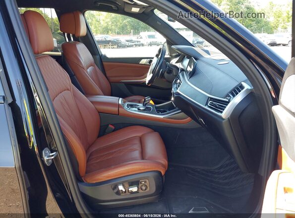 5UXCW2C09N9M57894 2022 BMW X7 Черный Вид салона спереди