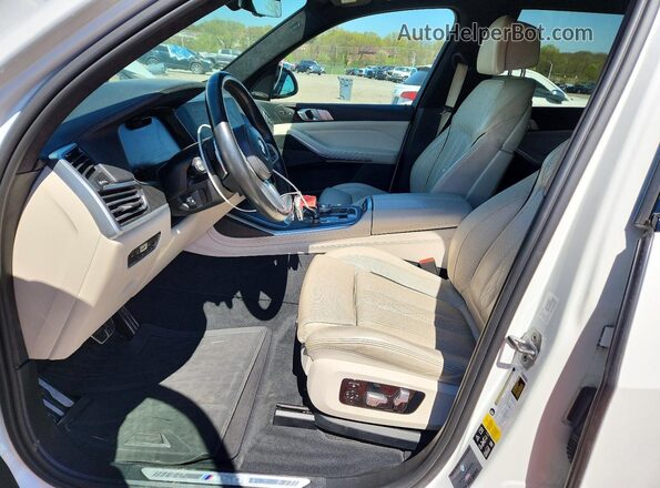 5UXCX6C01LLE35590 2020 BMW X7 White Front interior view