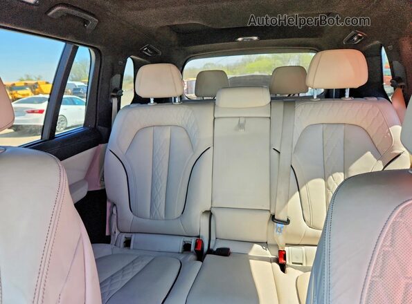 5UXCX6C01LLE35590 2020 BMW X7 White Rear seats view