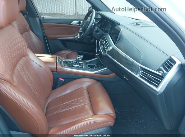 5UXCX6C01M9E61735 2021 BMW X7 White Вид салону спереду