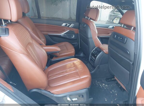 5UXCX6C01M9E61735 2021 BMW X7 White Вид наклейки з VIN-кодом