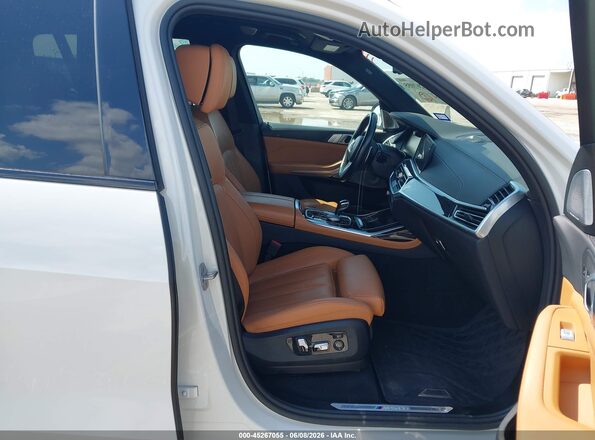 5UXCX6C08M9F47561 2021 BMW X7 Белый Вид салона спереди