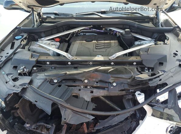 5UXCY4C01M9F28237 2021 BMW X6 White Vista del compartimento del motor