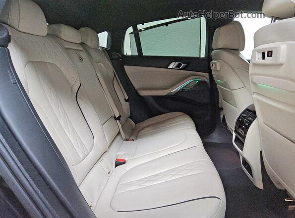 5UXCY8C04M9E21187 2021 BMW X6 White Widok wnętrza z tyłu