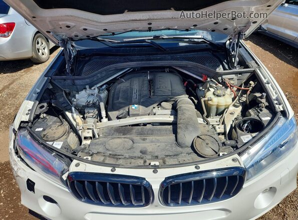 5UXKR0C35H0V81221 2017 BMW X5 White Вид задньої частини салону