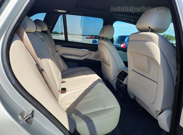5UXKR0C56H0V67314 2017 BMW X5 White Rear interior view