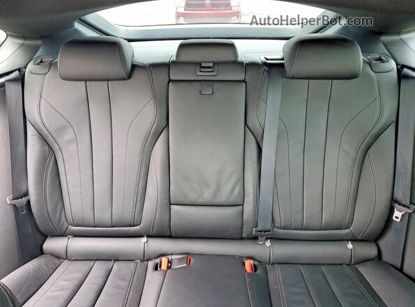 5UXKU2C59J0Z62099 2018 BMW X6 White Rear seats view