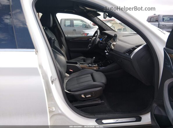5UXTR7C51KLF29382 2019 BMW X3 White Вид салону спереду