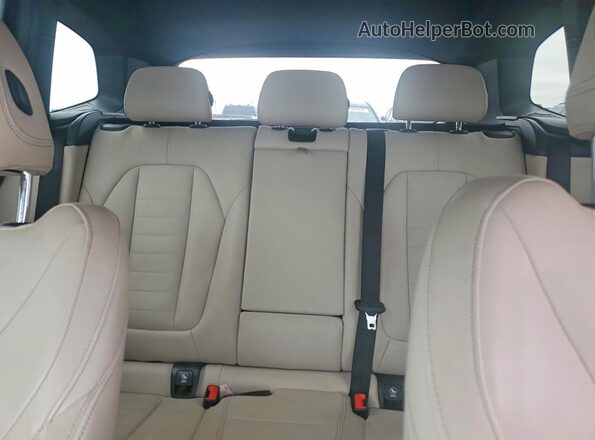 5UXTR7C5XKLR48389 2019 BMW X3 White Հետևի նստատեղերի տեսք