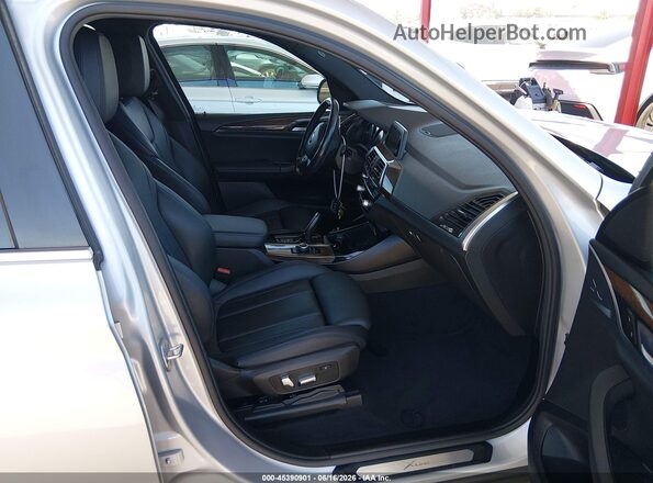 5UXTR9C52JLD62007 2018 BMW X3 Серебряный Вид салона спереди