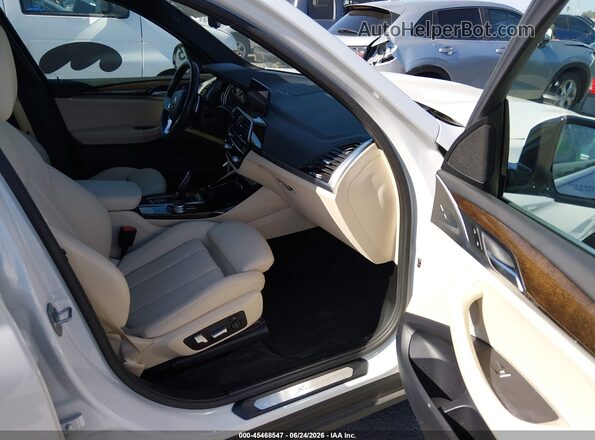 5UXTR9C57KLE13471 2019 BMW X3 White Widok wnętrza z przodu