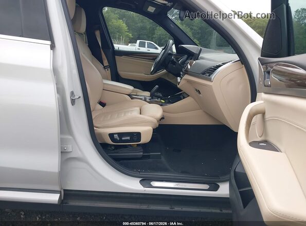5UXTR9C59JLC76743 2018 BMW X3 White Սալոնի դիմացի տեսք
