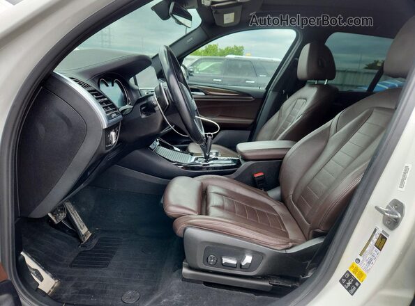 5UXTS3C5XJ0Z00226 2018 BMW X3 White Front interior view
