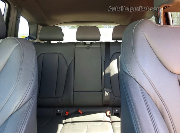 5UXTY5C01LLE58343 2020 BMW X3 White Rear seats view