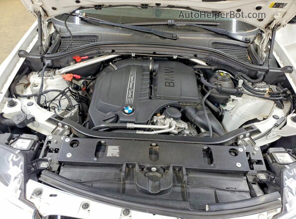 5UXWX7C55H0S18175 2017 BMW X3 White Vista del compartimento del motor