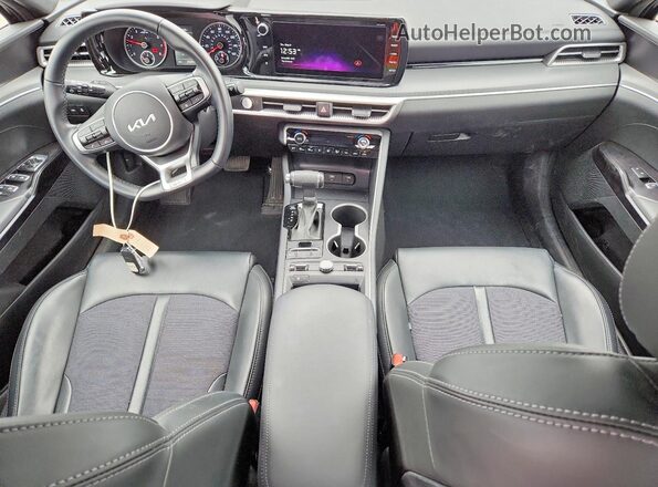 5XXG64J24RG265701 2024 KIA K5 Black Widok deski rozdzielczej