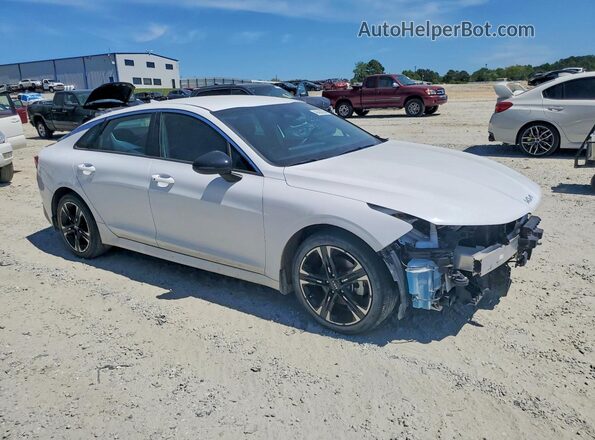5XXG64J2XRG228006 2024 KIA K5 Белый Передняя правая четверть