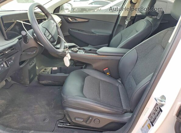 5XYC34JB9SG013743 2025 KIA EV6 White Սալոնի դիմացի տեսք