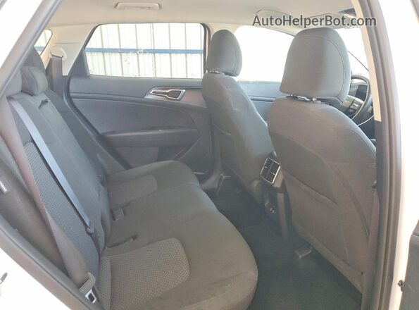 5XYK2CDF1TG375669 2026 KIA SPORTAGE White Вид задньої частини салону