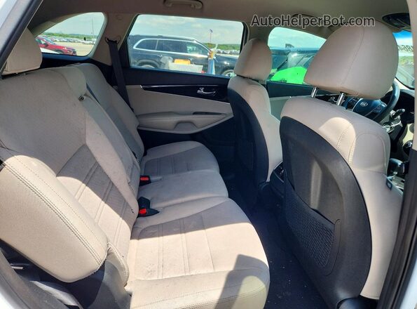 5XYPG4A35KG555405 2019 KIA SORENTO White Widok wnętrza z tyłu