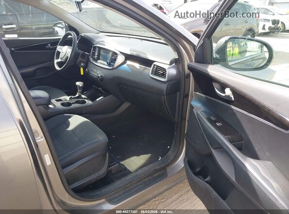 5XYPGDA32KG552879 2019 KIA SORENTO Gray Front interior view
