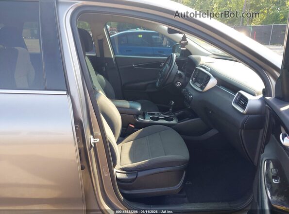 5XYPGDA35HG293846 2017 KIA SORENTO Gray Front interior view