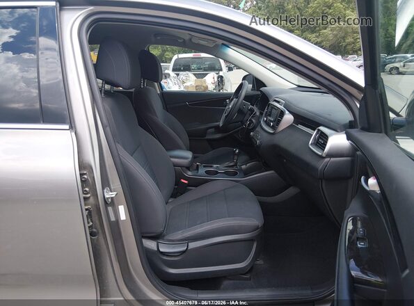 5XYPGDA39HG289119 2017 KIA SORENTO Gray Front interior view