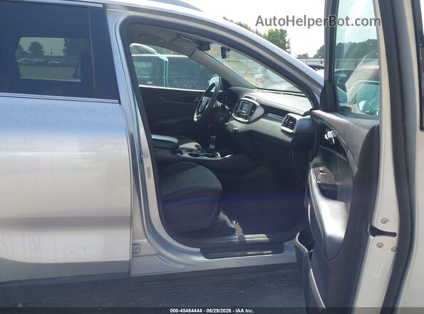 5XYPGDA54HG231565 2017 KIA SORENTO Silver Front interior view