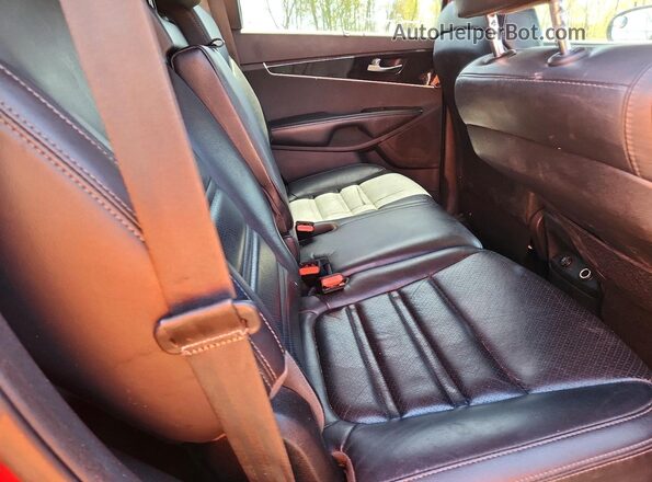 5XYPHDA1XHG190157 2017 KIA SORENTO Red Vista de los asientos traseros
