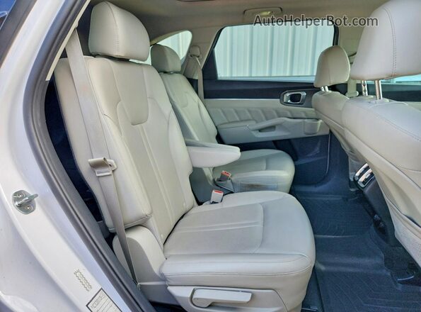 5XYRK4LF0MG020841 2021 KIA SORENTO White Widok wnętrza z tyłu