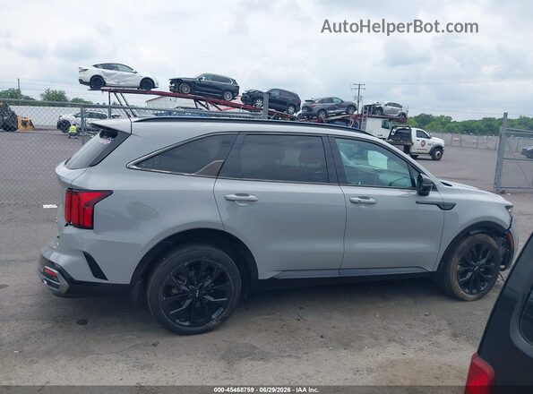 5XYRKDLF0NG152127 2022 KIA SORENTO Gray Vista interior trasera