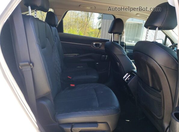 5XYRKDLF2NG087085 2022 KIA SORENTO White Widok wnętrza z tyłu