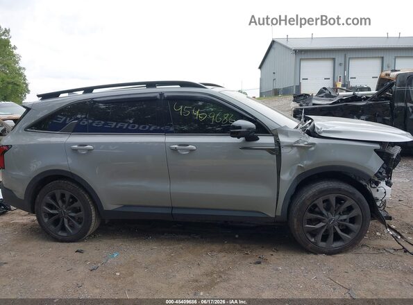 5XYRKDLF8NG104181 2022 KIA SORENTO Gray Vista interior trasera