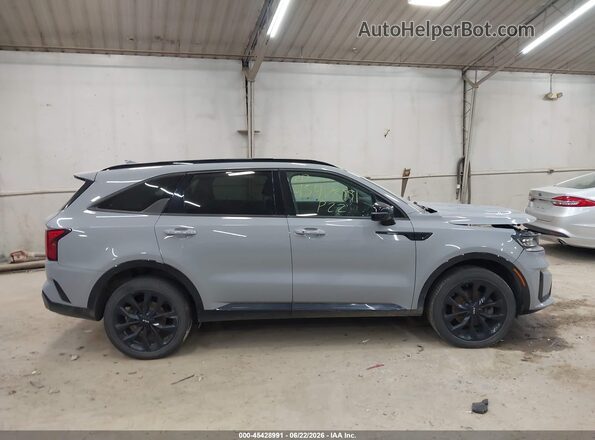 5XYRKDLFXNG155522 2022 KIA SORENTO Gray Vista interior trasera