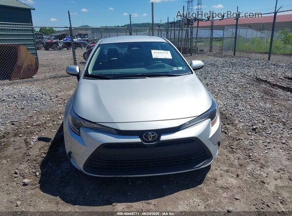 5YFB4MDEXRP103634 2024 TOYOTA COROLLA Silver Vista interior trasera