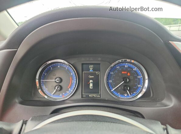 5YFBURHE4HP677944 2017 TOYOTA COROLLA Silver 