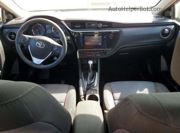 5YFBURHE7HP638362 2017 TOYOTA COROLLA Red Widok deski rozdzielczej
