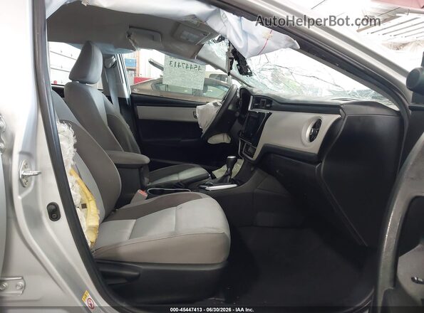 5YFBURHEXJP842563 2018 TOYOTA COROLLA Silver Front interior view