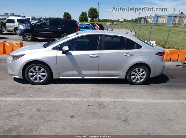 5YFEPMAE0NP309032 2022 TOYOTA COROLLA Silver Սալոնի 360 աստիճան տեսք